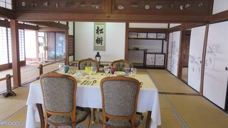 西様式のテーブルの置かれた部屋など変化に富んでいました。