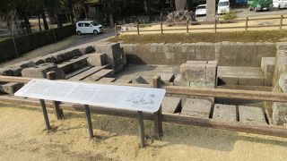 反射炉の基礎の部分が仙厳園の中に残されていました。