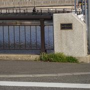 福岡市街では町の東側を流れる。