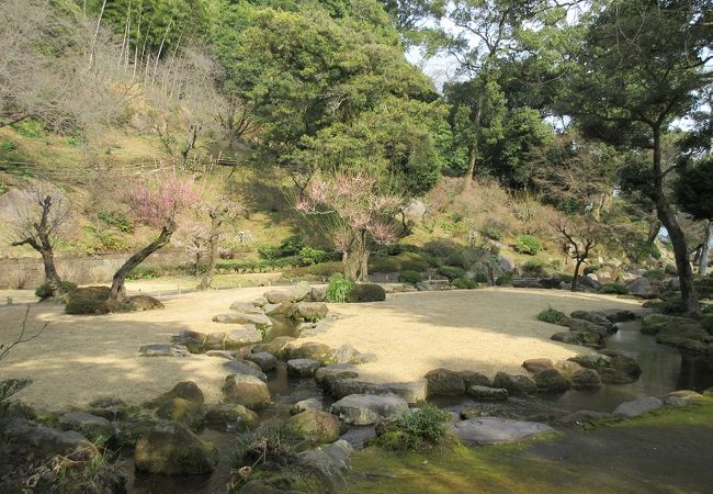 御殿の裏山に残る、風流な宴の後。