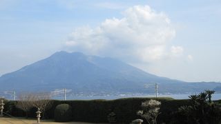 青空に映える桜島。