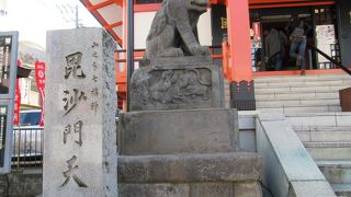 程良く浸食され歴史を感じる大きな一対の石虎です