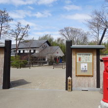 馬篭の藤村記念館のような門