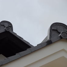 屋根の鬼瓦　古い郵便記号が描かれています