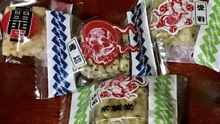 雷門の真横で雷おこし♪