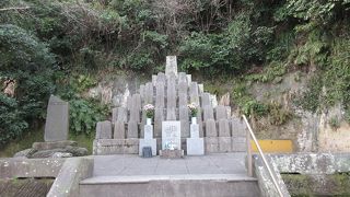 垂直方向に積み上げるようか造りになった碑です。