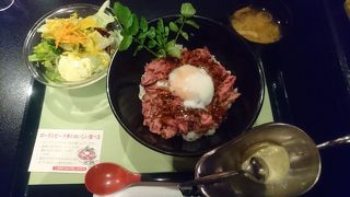 窓際の席に客を集めて効率よく