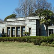 建物前の芝生から絵になる建物