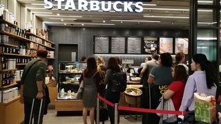 イミグレ通過後にもスタバがオープン