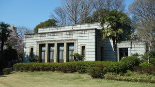 建物前の芝生から絵になる建物