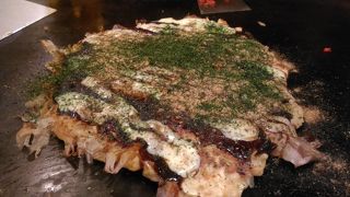 難波の人気お好み焼き店　行列必至