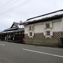 到着！土蔵の奥には母屋です