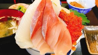 五色丼のボリュームがすごい！