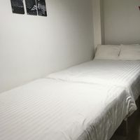 向かい合わせにダブルベッドが２つあります