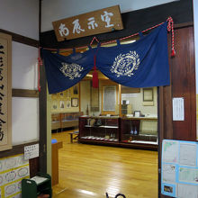 その酒販売処から入ると、左手は”上杉鷹山公展会場”