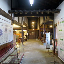 右手に進むと…