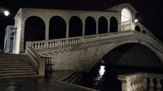 早朝散歩で無人のリアルト橋を楽しむ