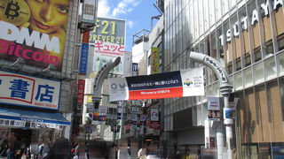 平日でも若者プラス観光客で溢れていました。