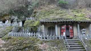 ２つの岩窟に五百羅漢がありました