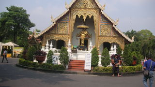正方形の堀の中にある、西の橋の寺院