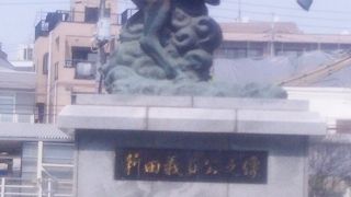 正面は駅とは反対側