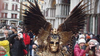 きらびやかな仮面装束