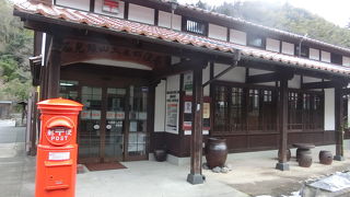 大森の町並みに合わせた郵便局の建物でした