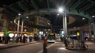 流線形の車両が美しく、都市景観の一つ