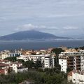 ナポリ湾とベスビオス火山が絶景のホテルです。