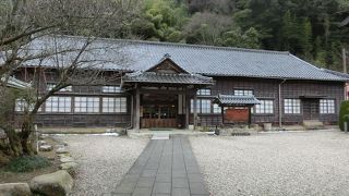 横長の広い代官所跡を利用した資料館です