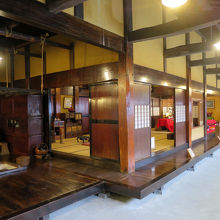 右手は商家の応接間、奥には雛飾りが展示されていました