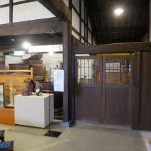 正面が資料館の入口、ここからは310円必要です