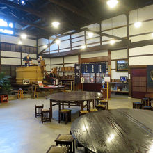 そして左手には酒造りの等身大ジオラマ、奥の扉が…