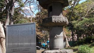 上野公園の東照宮からは離れています。