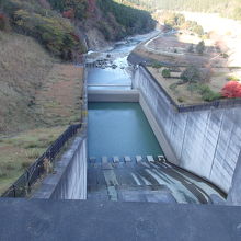 ダムから下流へ流れ出した水