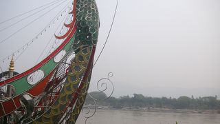 メコン川をモーターボートに乗ってラオスに入国