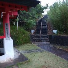 神社の脇の階段を上ります。