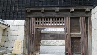 中庭を防御する門