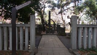 上野公園の中にあります。本覚院跡です。