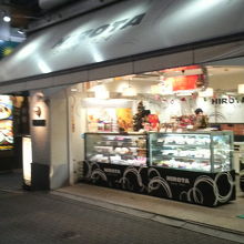 ＳＬ広場近くにある洋菓子店です。