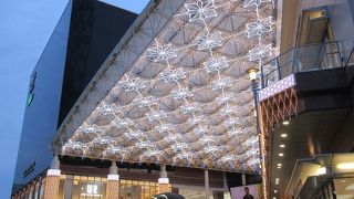 駅前の大屋根の下、星のようなイルミネーションが目を引きます。