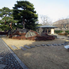 右手の休憩所も茶屋のようです