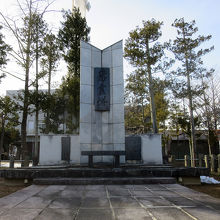 丘を下った向こう側には、第二次大戦の大きな慰霊碑