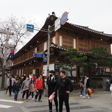 韓屋村のメイン通りにあります