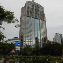 ベーンチャシリ公園 から見るバンコック・マリオット・マーキス