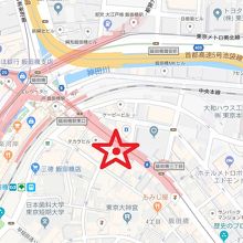 赤十字社跡の石碑は、目白通りの西側の歩道上にあります。