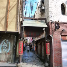 参道から一筋隣が横丁です。