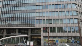 アミュザのすぐ向かいにあるビルです。