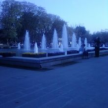 様々な高さの噴水。