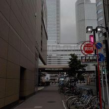 左手がホテル、目の前が新幹線のホーム。